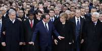 <p>O primeiro-ministro de Israel, Benjamin Netanyahu, o presidente do Mali, Ibrahim Boubacar Keita, o presidente francês, François Hollande, e a chanceler alemã, Angela Merkel, participam da manifestação realizada em Paris, em 11 de janeiro</p>  Foto: Philippe Wojazer / Reuters