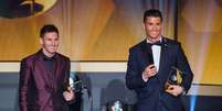 Messi e Cristiano Ronaldo recebem prêmio da seleção da Fifa  Foto: Philipp Schmidli / Getty Images 