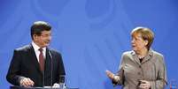 O primeiro-ministro turco, Ahmet Davutoglu (esquerdo), e a chanceler alemã, Angela Merkel, concedem entrevista coletiva em Berlim, na Alemanha, nesta segunda-feira. 12/01/2015  Foto: Hannibal Hanschke / Reuters