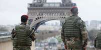 <p>Soldados franceses em frente à Torre Eiffel, em Paris</p>  Foto: Gonzalo Fuentes / Reuters