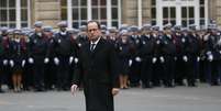 Presidente da França, François Hollande, em cerimônia a policiais mortos em atendados em Paris  Foto: Patrick Kovarik / AFP