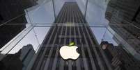 <p>Logotipo da Apple em loja da empresa na 5ª Avenida em Nova York</p>  Foto: Brendan McDermid / Reuters