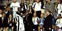 Rincón recebe a taça do título mundial de 2000 do Corinthians  Foto: Getty Images 