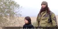 O menino aparece do lado de um jihadista adulto que fala por alguns segundos   Foto: IBTimes / Reprodução