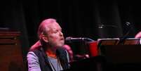 Gregg Allman, responsável pelas belas harmonias de teclados da banda Allman Brothers, se apresentou na noite dessa terça-feira (13) no Ryman Auditorium, em Nashville, no Tennessee.  Foto: Terry Wyatt / Getty Images 