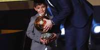 <p>Atacante brinca com o filho, Cristiano Ronaldo Jr.</p>  Foto: Arnd Wiegmann / Reuters