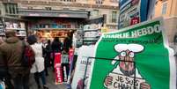 <p>Pessoas fazem fila em banca de jornal de Nice, na França, para comprar nova edição do jornal Charlie Hebdo, em 14 de janeiro</p>  Foto: Eric Gaillard / Reuters