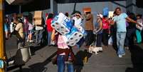 <p>População faz fila em supermercado para comprar papel higiênico em Caracas, na Venezuela. 12/01/2015</p>  Foto: Jorge Silva / Reuters