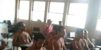 Alunos do curso de engenharia sem camisa na sala de aula em protesto contra o calor  Foto: Reprodução / Facebook