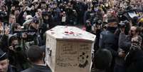 O caixão com o corpo de Tignous estava coberto de mensagens e desenhos  Foto: Philippe Wojazer / Reuters