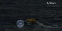 Vídeo feito por um passageiro do cruzeiro da Disney mostra o homem sendo socorrido pelo bota salva-vidas  Foto: David Hearn / Reprodução