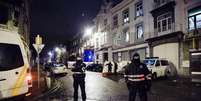 Policiais belgas bloqueiam rua no centro de Verviers, cidade entre Liège e a fronteira alemã, no leste da Bélgica, nesta quinta-feira. 15/01/2015  Foto: Stringer / Reuters