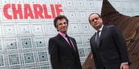 Presidente francês, François Hollande, e presidente do Instituto do Mundo Árabe, Jack Lang, em frente ao prédio do instituto em Paris.  Foto: Ian Langsdon / Reuters