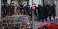 Policiais franceses em área perto de agência dos correios em Colombes, perto de Paris. 16/01/2015  Foto: Philippe Wojazer / Reuters