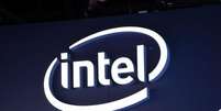 Intel Corp pronosticó ingresos y márgenes brutos para el actual trimestre que decepcionaron a los inversores, lo que hizo que sus acciones cayeran alrededor de un 2 por ciento en las operaciones posteriores al cierre. En la imagen un logo de Intel en la feria International Consumer Electronics (CES) de Las Vegas, Nevada, el 6 de enero de 2015.  Foto: Rick Wilking / Reuters