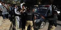 Policiais tentam conter manifestantes em Karachi, no Paquistão, que protestavam contra a revista satírica Charlie Hebdo  Foto: Akhtar Soomro / Reuters