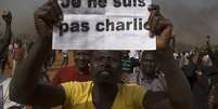 Manifestante exibe cartaz em protesto à revista francesa Charlie Hebdo em Niamey, no Níger  Foto: Tagaza Djibo / Reuters