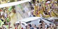 Papa Francisco saúda fiéis em Tacloban, nas Filipinas  Foto: Damir Sagoli / Reuters