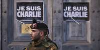 Cartazes com os dizeres "Eu sou Charlie"foram colocados na porta da embaixada francesa em Roma,após os ataques terroristas na França  Foto: Alessandro Bianchi / Reuters