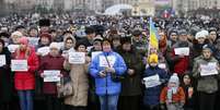 Ucranianos marcham na capital Kiev em memória dos 12 civis mortos na cidade de Volnovaja, pedindo paz no país  Foto: Gleb Garanich / Reuters