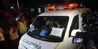 Ambulância transporta o corpo do brasileiro Marco Archer Cardoso Moreira, que foi fuzilado na madrugada de domingo (no horário local) por tentar entrar no país com cocaína  Foto: Antara Foto/Idhad Zakaria  / Reuters