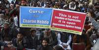 <p>Defensores do grupo <span style="font-size: 15.4545450210571px;">Lashkar-e-Taiba</span> participam de uma manifestação contra a revista francesa Charlie Hebdo, no, Paquistão: "Isto não é liberdade de expressão, é agressão aberta contra o Islã", diz o cartaz</p>  Foto: K.M. Chaudary / AP