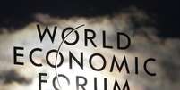 Logo do Fórum Econômico Mundial é visto na janela do centro de convenções de Davos, na Suíça  Foto: Christian Hartmann / Reuters