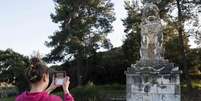 Menina tira foto de leão de mármore perto de local de escavação arqueológica na cidade de Amphipolis, no norte da Grécia. 22/11/2014  Foto: Alexandros Avramidis / Reuters