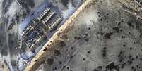 Imagem vista de cima mostra buracos causados por bombardeios na cidade de Donetsk  Foto: Reuters