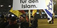 <p>Um homem se manifesta em Berlim contra a "islamização do Ocidente" em um ato do movimento xenófobo Pegida e da sua versão berlinense, Bregida, em 19 de janeiro</p>  Foto: AFP