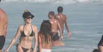 Bianca Bin aproveitou o sol forte desta terça-feira (20) no Rio de Janeiro e curtiu a praia da Barra da Tijuca. De biquíni preto, a atriz da novela Boogie Oogie se refrescou no mar.  Foto: Dilson Silva / AgNews