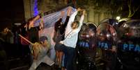 Manifestantes enfrentam a polícia durante protestos na noite desta segunda-feira  Foto: Rodrigo Abd / AP