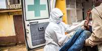 Trabajadores de salud colocando en una ambulancia a una persona presuntamente infectada de ébola, en Freetown, Sierra Leona, en foto de archivo del 24 de septiembre del 2014.  Foto: AP