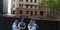 Policia autraliana monta guarda em frente a uma área isolada após ataque de um homem armado, em Sydney. 17/12/2014.  Foto: Jason Reed / Reuters