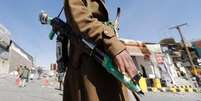 Combatente houthi posa para foto do lado de fora de uma instalação de guardas presidenciais em uma montanha com vista para o palácio presidencial em Sanaa. 20/01/2015  Foto: Khaled Abdullah / Reuters