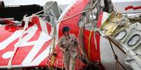 <p>Destroços do avião da AirAsia que caiu no mar de Java são inspecionados no porto de Kumai, na Indonésia, em 12 de janeiro</p>  Foto: Darren Whiteside / Reuters