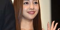 A cantora Tomomi Itano foi uma das primeiras a lançar moda do sorriso desalinhado, inspiração para que mulheres japonesas procurem tratamentos que entortem os dentes  Foto: Getty Images 
