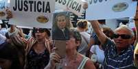 <p>Argentinos pedem justiça nas investigações da morte de promotor, na associação judaica Amia, em Buenos Aires, nesta quarta-feira</p>  Foto: Marcos Brindicci / Reuters