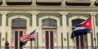 <p>Bandeiras nacionais dos Estados Unidos e de Cuba na varanda de um hotel que foi usado pela primeira delegação parlamentar norte-americana em Havana, Cuba, em janeiro</p>  Foto: Stringer / Reuters