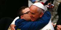 Papa Francisco abraça menino durante audiência geral no Vaticano. 21/01/2015  Foto: Tony Gentile / Reuters