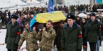 Militares ucranianos carregam caixão de colega morto em confronto com separatistas durante funeral em praça de Kiev. 20/01/2015  Foto: Gleb Garanich / Reuters