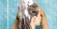 Cabelos oleosos devem ser lavados diariamente, enquanto os secos precisam de intervalo de dois dias para que a oleosidade da raiz chegue at&eacute; as pontas    Foto: Trifonov Igor/Shutterstock