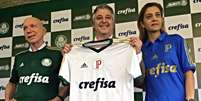 <p>Jos&eacute; Roberto Lamacchia (fundador e controlador da Crefisa), Paulo Nobre e Leila Pereira (presidente da Crefisa) apresentaram a camisa do Palmeiras com o patroc&iacute;nio m&aacute;ster</p>  Foto: Palmeiras / Divulga&ccedil;&atilde;o