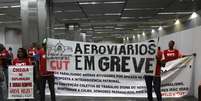 Trabalhadores cruzaram os braços no aeroporto do Galeão, no Rio  Foto: José Lucena / Futura Press