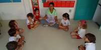 A yoga, se aplicada de forma lúdica, em forma de brincadeira, auxilia na criação do autoconhecimento dos bebês  Foto: Escola Pedra da Gávea / Divulgação