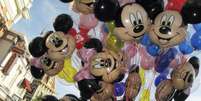 <p>Balões do Mickey Mouse carregados por vendedores na Disneylândia, em Anaheim</p>  Foto: Mike Blake / Reuters