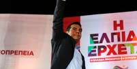 Líder oposicionista e do partido radical de esquerda Syriza, Alexis Tsipras, acena durante evento em Atenas 22/01/ 2015.  Foto: Yannis Behrakis / Reuters