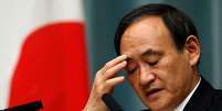 <p>Chefe de gabinete do governo japonês, Yoshihide Suga, em entrevista coletiva: país segue sem notícias</p>  Foto: Yuya Shino / Reuters