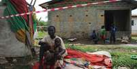 <p>Suspeito de estar contaminado com Ebola fica em isolamento com o filho depois que a mulher morreu três dias antes em Monróvia, na Libéria, nesta semana</p>  Foto: James Giahyue / Reuters