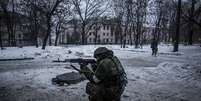 <p>Um rebelde protege uma posição dos separatistas pró-Rússia no bairro de Kievsky, a 3 km do aeroporto de Donetsk, em 22 de janeiro</p>  Foto: Manu Brabo / AP